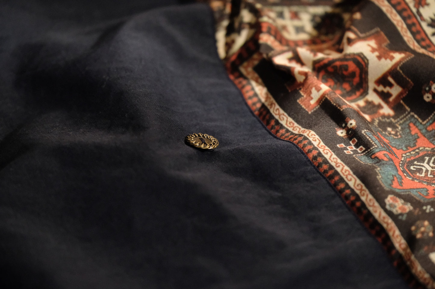 'tensemble NY  F23T05- WOOL FLANNEL PULL-OVER W/ ARMENIAN RUG PRINT SLEEVE LINING & FLORAL JACQUARD TAPE / NAVY / TAUPE