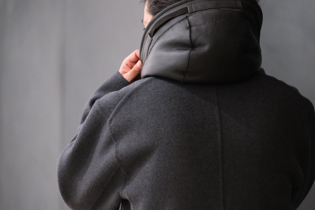 POSTELEGANT/ Mouton Hood