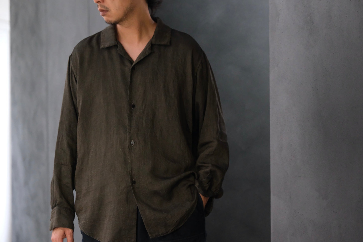 【受注商品】MINIMAL SLOPE / OPEN COLLARD SHIRT　(Sample Color : Drab)