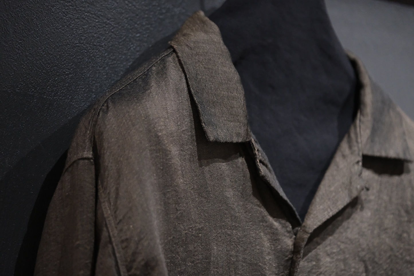 【受注商品】MINIMAL SLOPE / OPEN COLLARD SHIRT　(Sample Color : Drab)