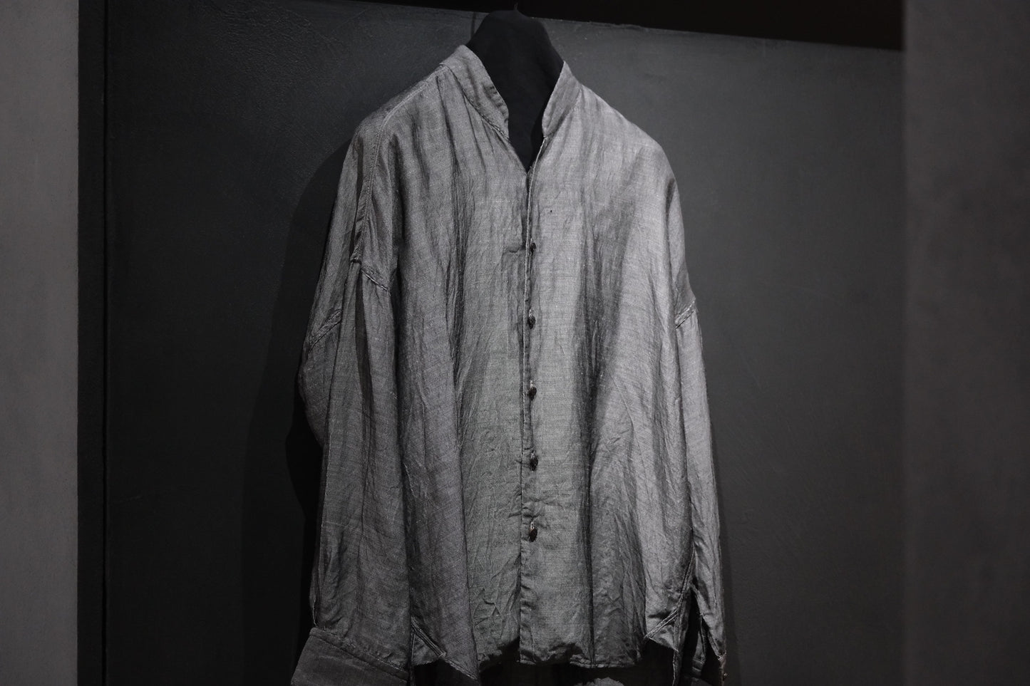 【受注商品】MINIMAL SLOPE / TOP BUTTONLESS SHIRT　(Sample Color : 無染色)