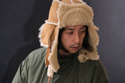 GOOD KARMA DEVELOPMENT /  MOUTON BOMBER CAP “MOORE” / CAMEL