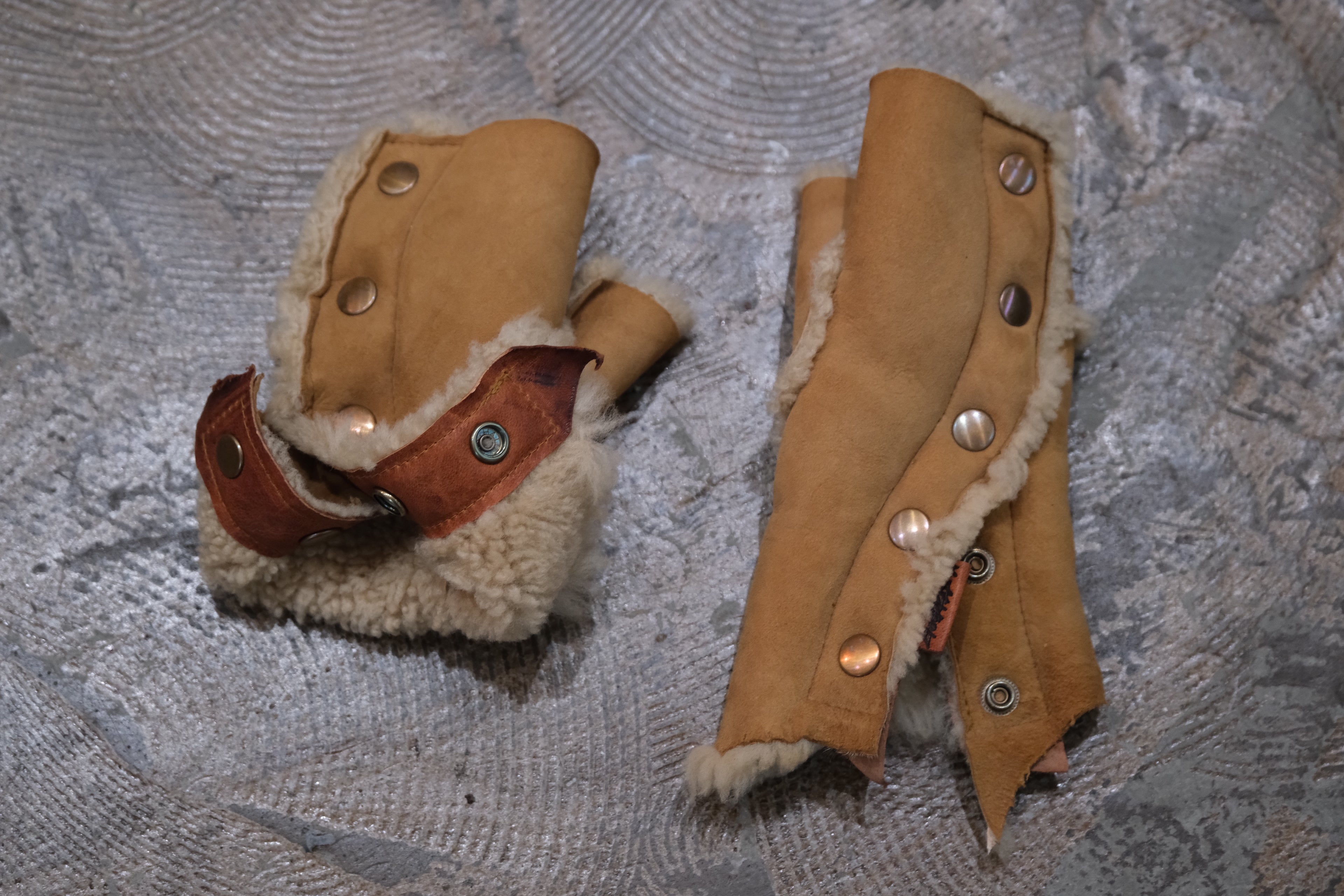 GOOD KARMA DEVELOPMENT / Reversible Mouton Gloves 