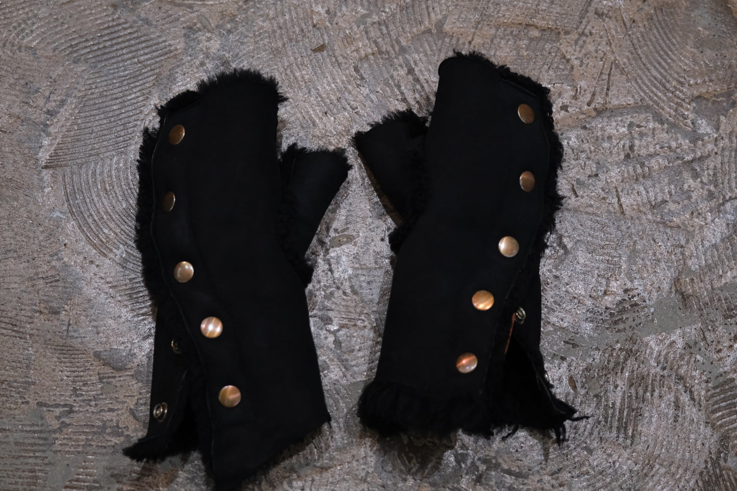 GOOD KARMA DEVELOPMENT /  Reversible  Mouton Gloves "WHIPPLE" / BLACK
