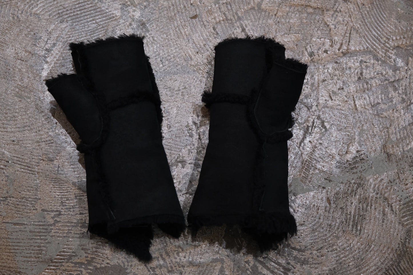 GOOD KARMA DEVELOPMENT /  Reversible  Mouton Gloves "WHIPPLE" / BLACK
