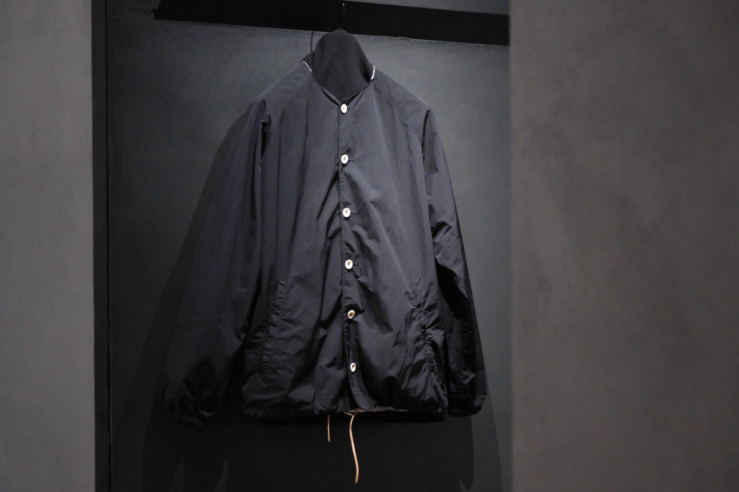 【受注商品】wright. / No-coller coach jacket (Hight density nylon taffeta coating / European vintage linen Sumi ink dye )