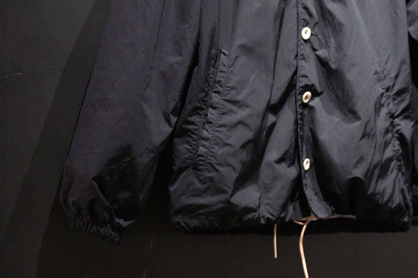 【受注商品】wright. / No-coller coach jacket (Hight density nylon taffeta coating / European vintage linen Sumi ink dye )